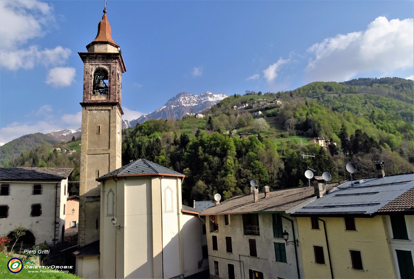 13 Chiesa Parr. di Valtorta in primo piano con vista in Tre Signori e Pigolotta a dx.JPG -                                